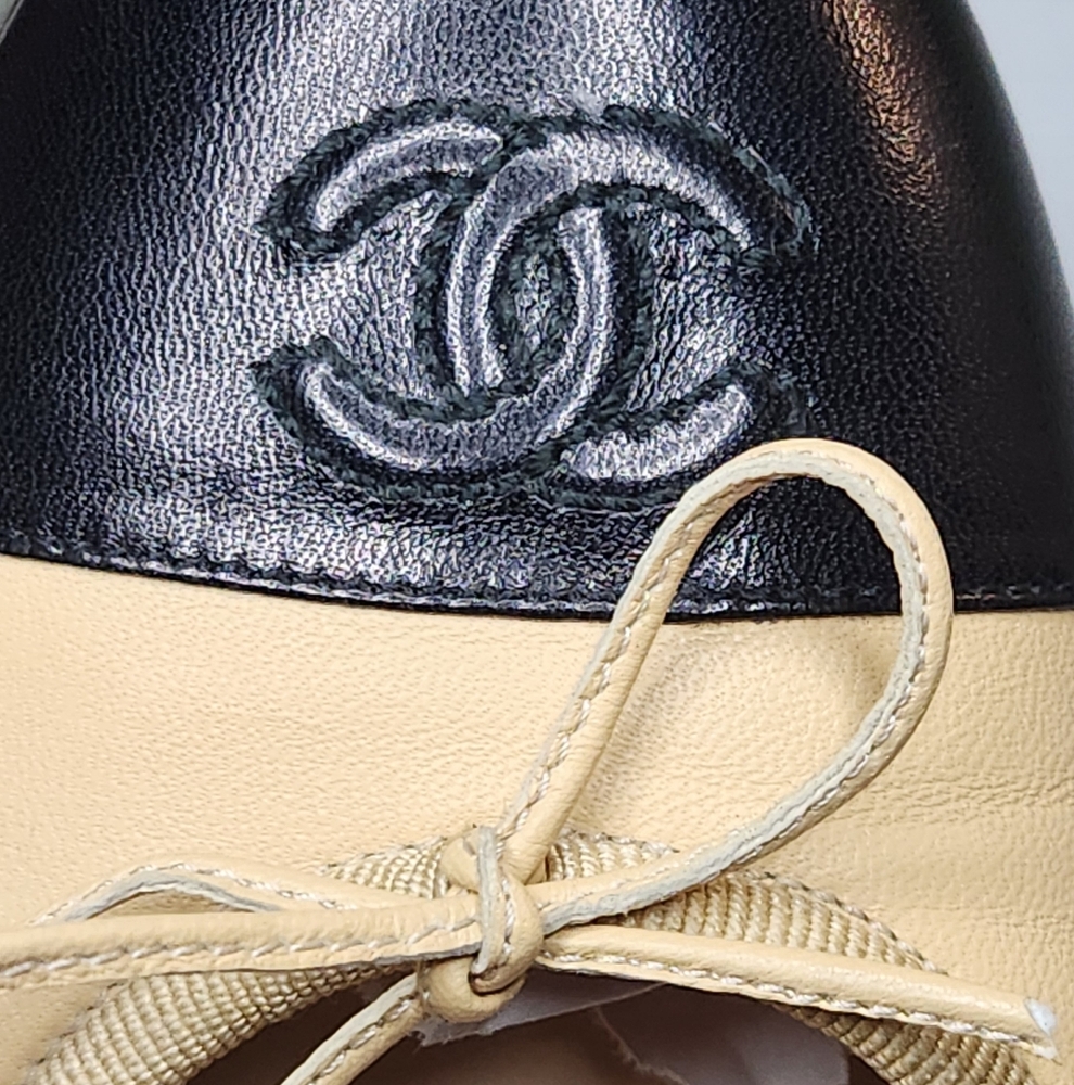 CHANEL Beige And Black Ballet Flats  Cap Toe With CC. Gorgeous 37.5 EU - Picture 12 of 15